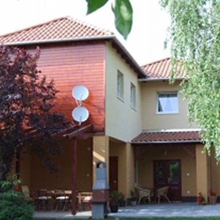 Ilona Apartmanhaz Komarom Bagian luar foto