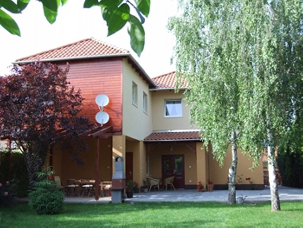 Ilona Apartmanhaz Komarom Bagian luar foto